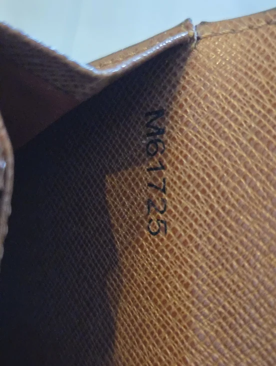 Louis Vuitton Monogram Wallet Excellent condition Rarely Used. - Picture 13 of 14